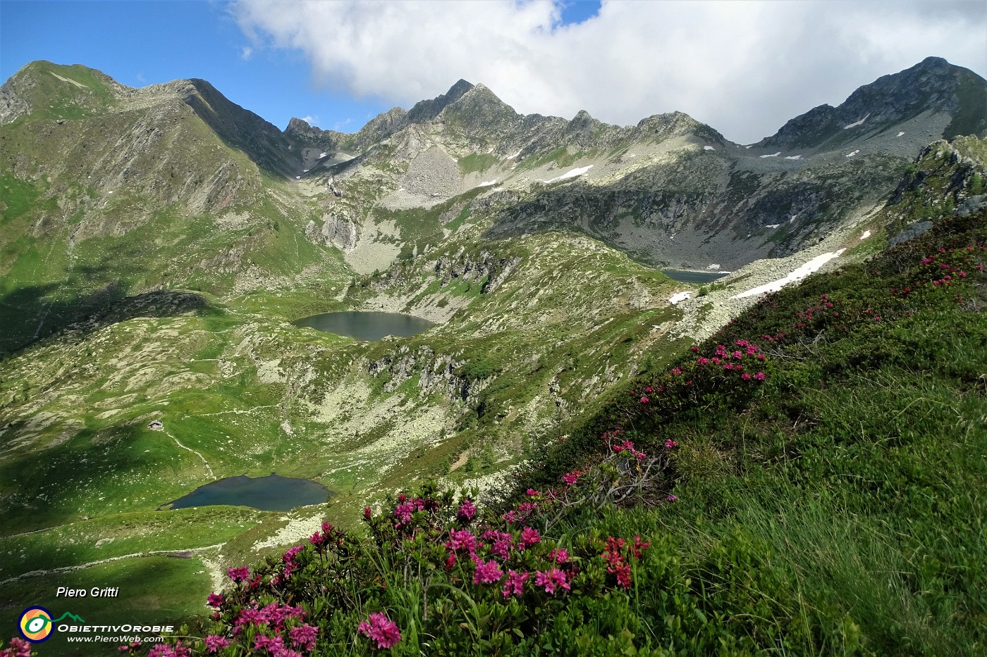 90 I laghi di porcile (piccolo, grande e di sopra) con da sx anticime Cima Vallocci, Cadelle e Valegino.JPG